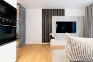 Jasny salon z dużymi oknami – fotograf wnętrz Katowice