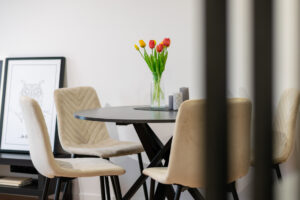 Salon z aksamitną sofą – fotograf wnętrz Tychy