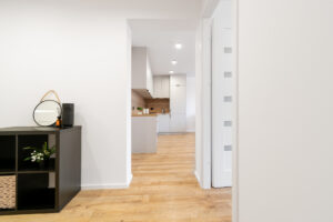 Sypialnia z betonową ścianą – fotograf wnętrz Katowice