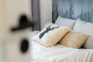 Szara sypialnia – Martin Paterak fotograf wnętrz Śląsk