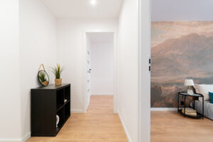 Sypialnia z zabudową szaf na wymiar – fotografia wnętrz Katowice