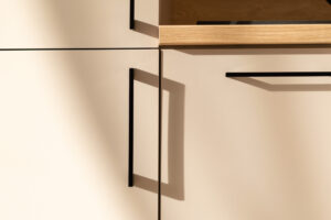 Sypialnia ciemna z aksamitem – fotografia wnętrz Gliwice