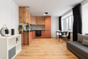 Przedpokój z drewnem i tapetą – fotograf wnętrz Tychy