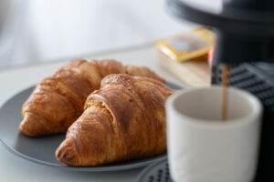 Kuchnia granatowa ze złotymi uchwytami – fotografia wnętrz Śląsk